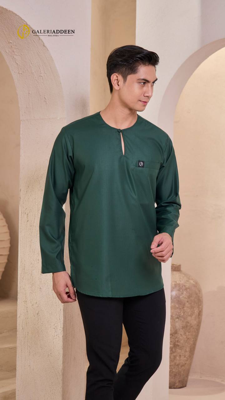 Kurta Ayden in emerald half pocket kurta_bygaleriaddeen