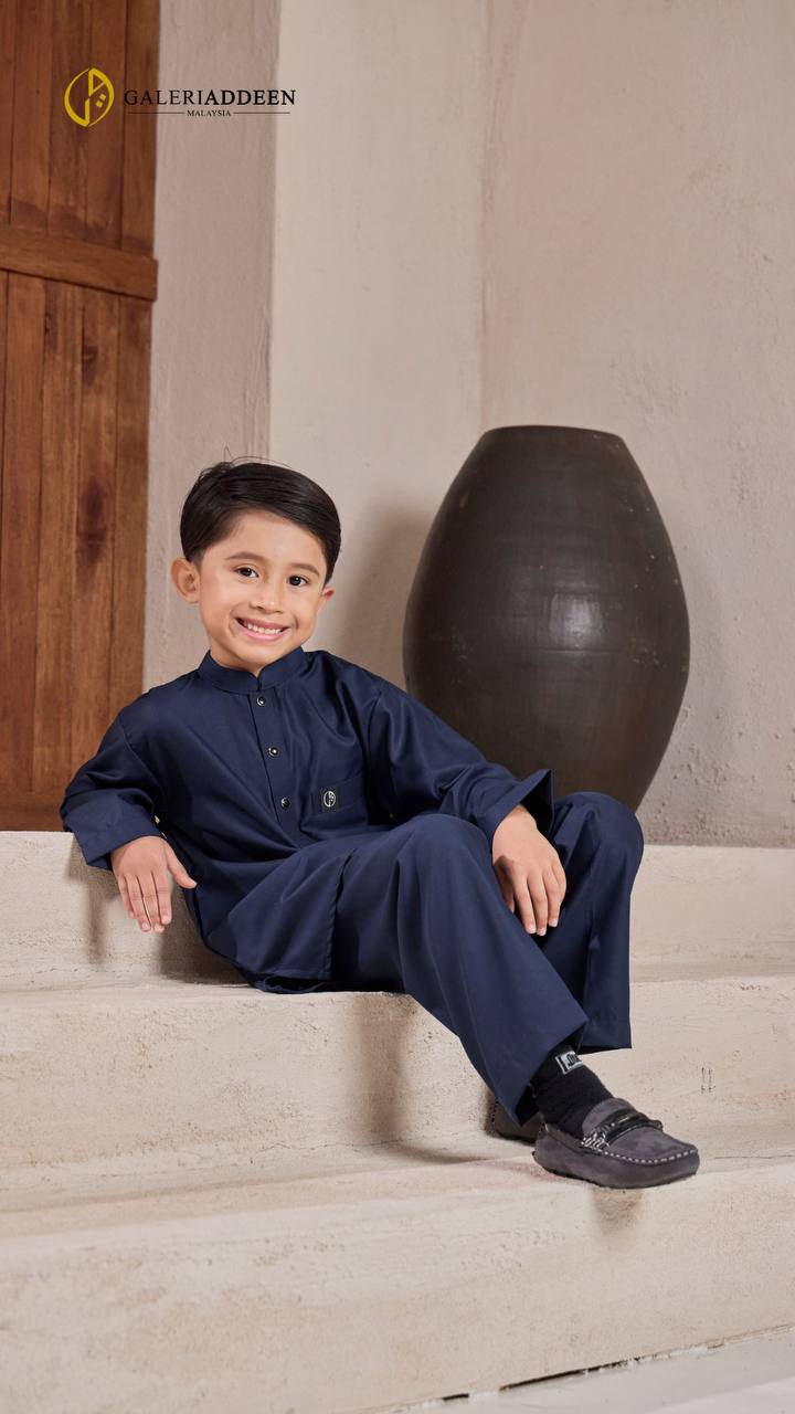 kurta yusuf in navy blue seat pose kurtayusuf_bygaleriaddeen