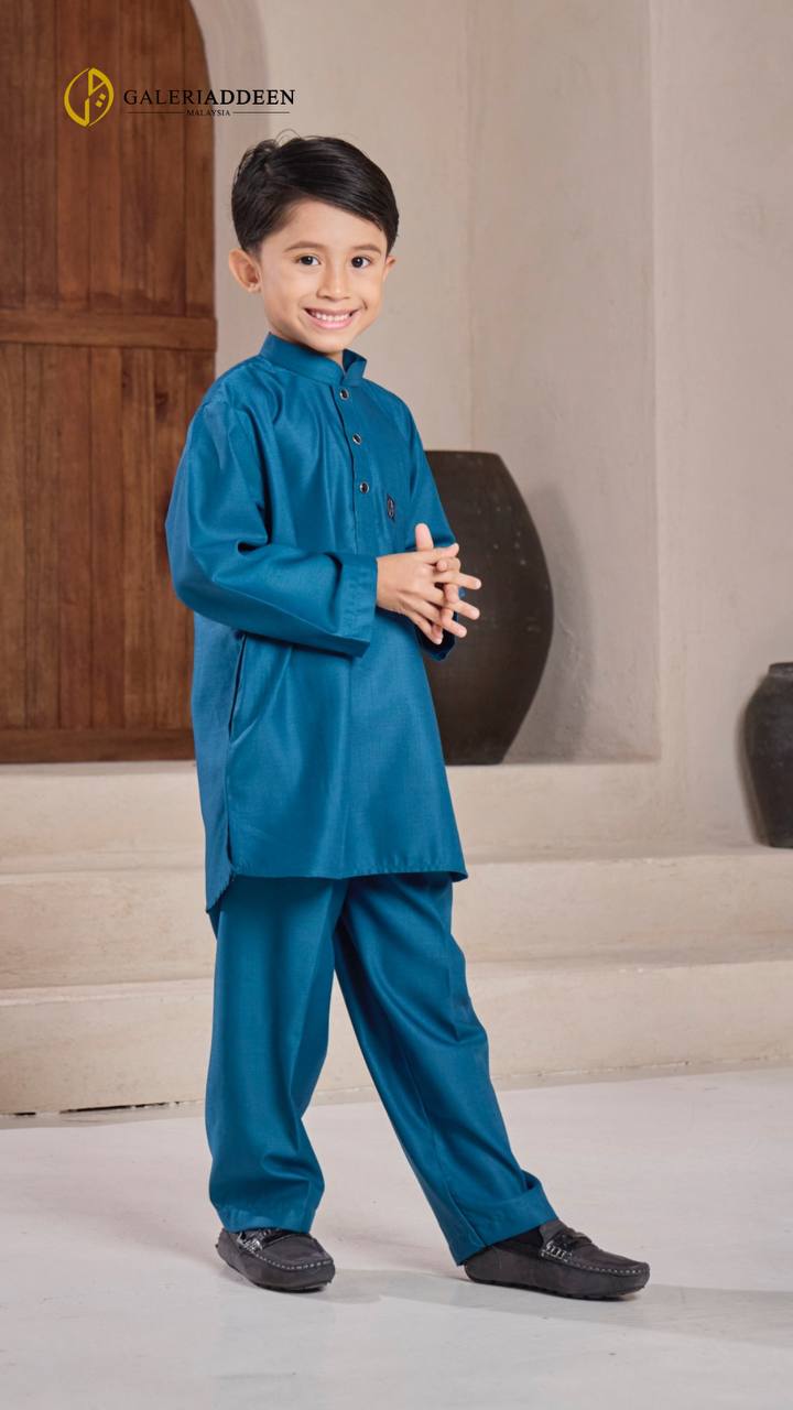 kurta yusuf in perussian blue side pose kurtayusuf_bygaleriaddeen