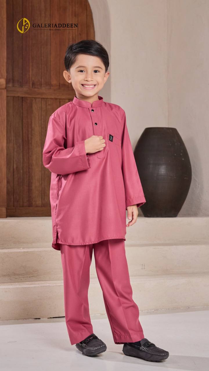 kurta yusuf in pink belacan pose 1 kurtayusuf_bygaleriaddeen