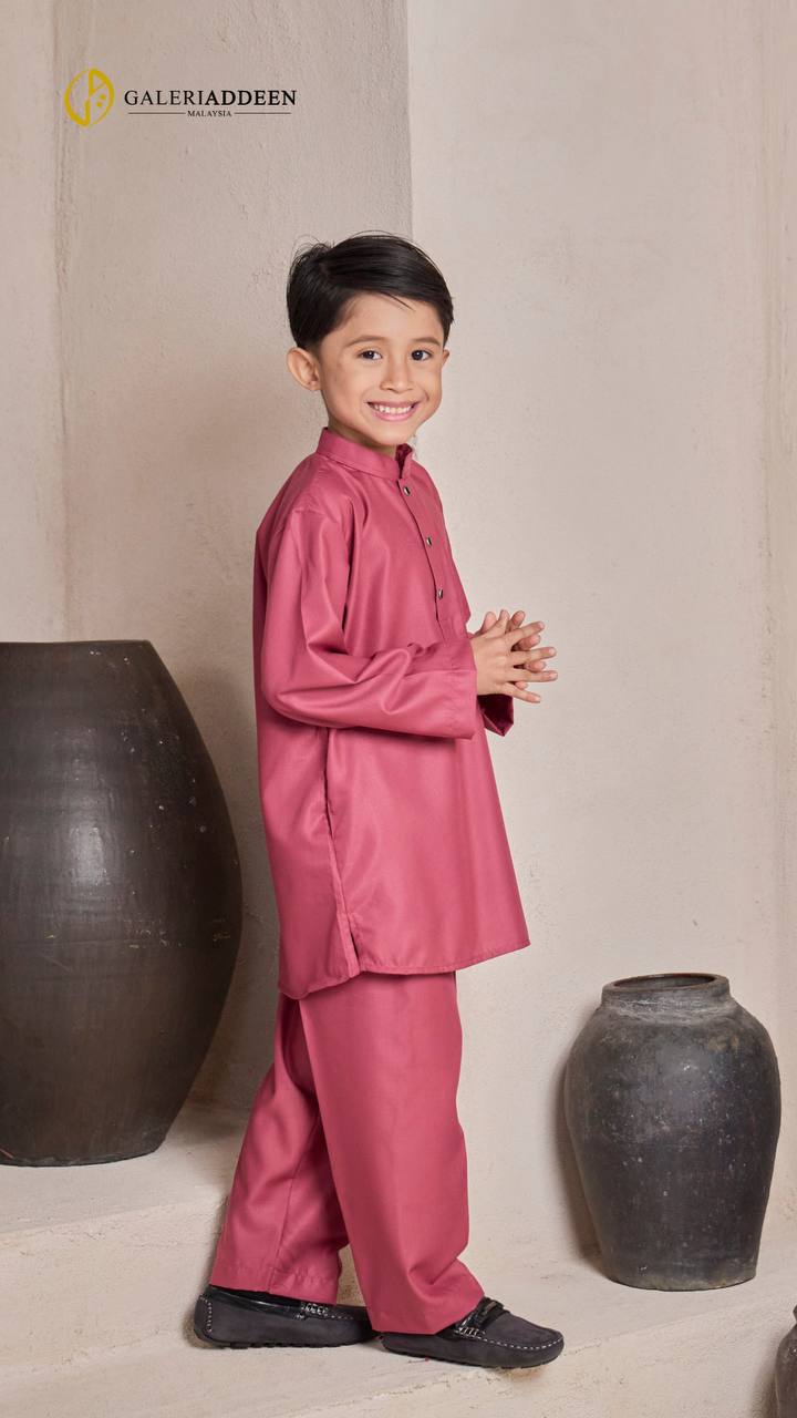 kurta yusuf in pink belacan side pose kurtayusuf_bygaleriaddeen