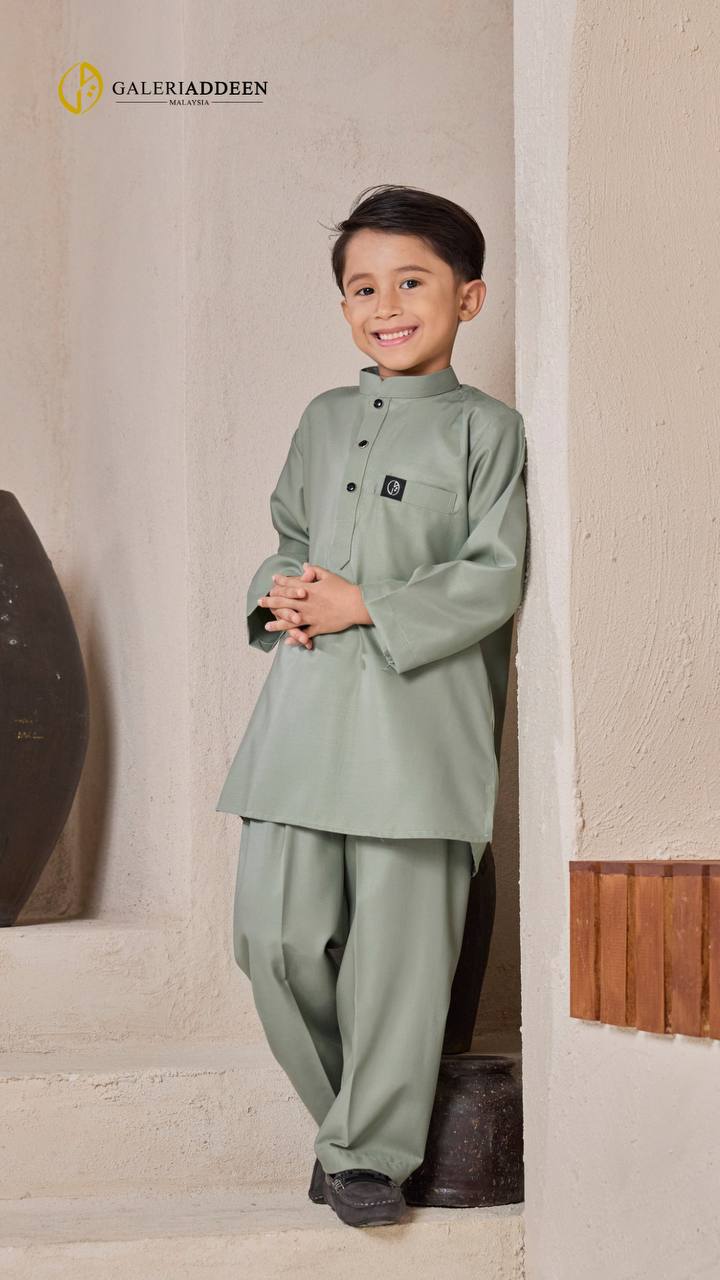kurta yusuf in sage green pose kurtayusuf_bygaleriaddeen