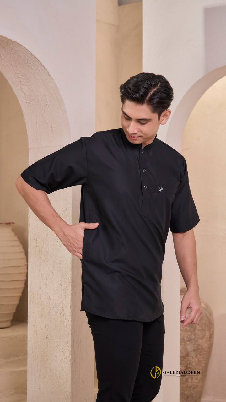rizq 2.0 black pocket pose kurtarizq_bygaleriaddeen