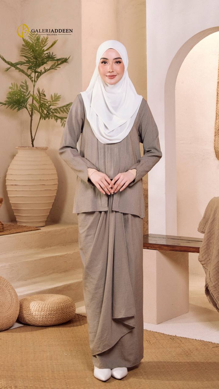 Embun in rich brown full pose embun_bygaleriaddeen