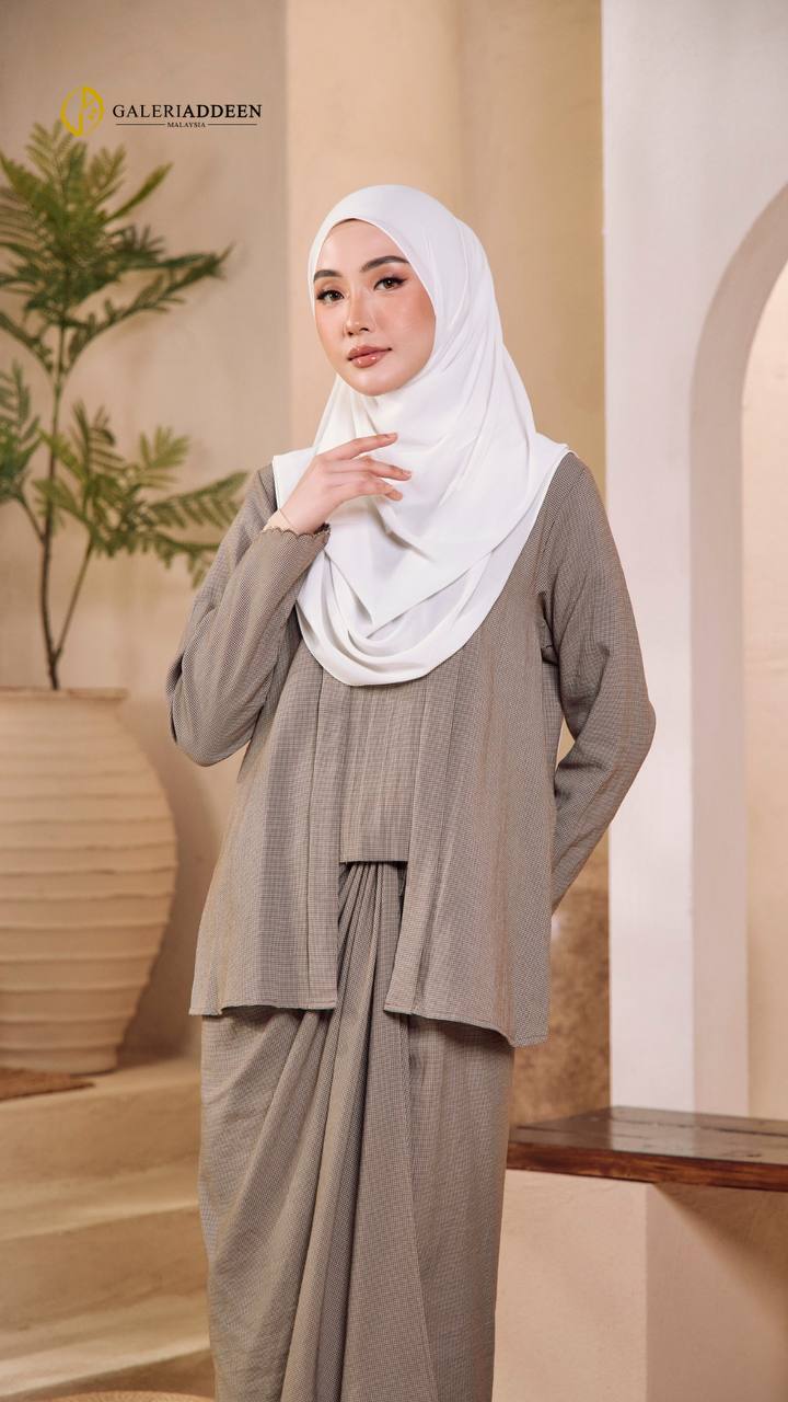 Embun in rich brown half pose embun_bygaleriaddeen