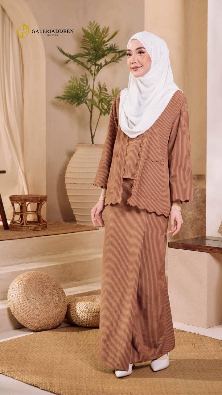 Kuntum in Rich Brown side pose kuntum_bygaleriaddeen