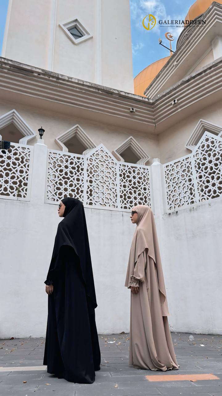 Issra Abaya in black brown pose issraabaya_galeriaddeen
