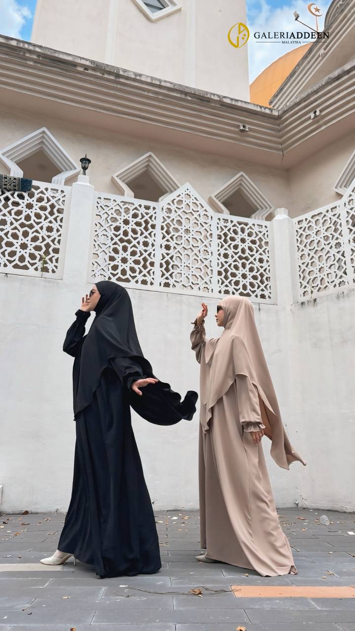 Issra Abaya in black brown pose2 issraabaya_galeriaddeen
