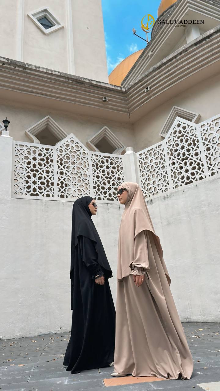 Issra Abaya in black brown pose3 issraabaya_galeriaddeen