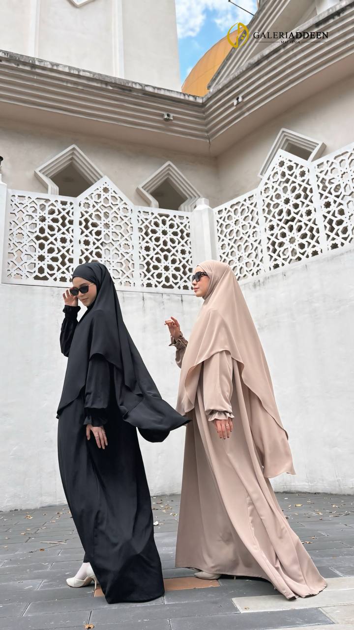 Issra Abaya in black brown pose4 issraabaya_galeriaddeen