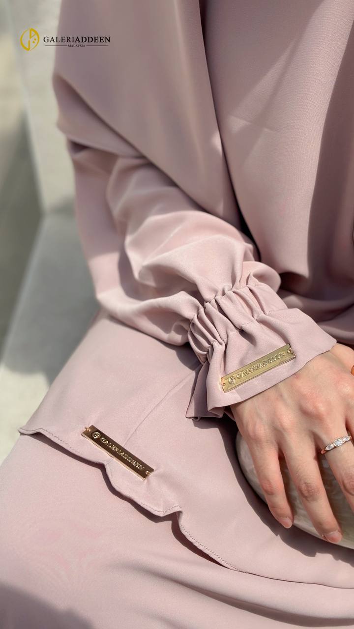 Issra Abaya in dusty purple sleeve details issraabaya_galeriaddeen
