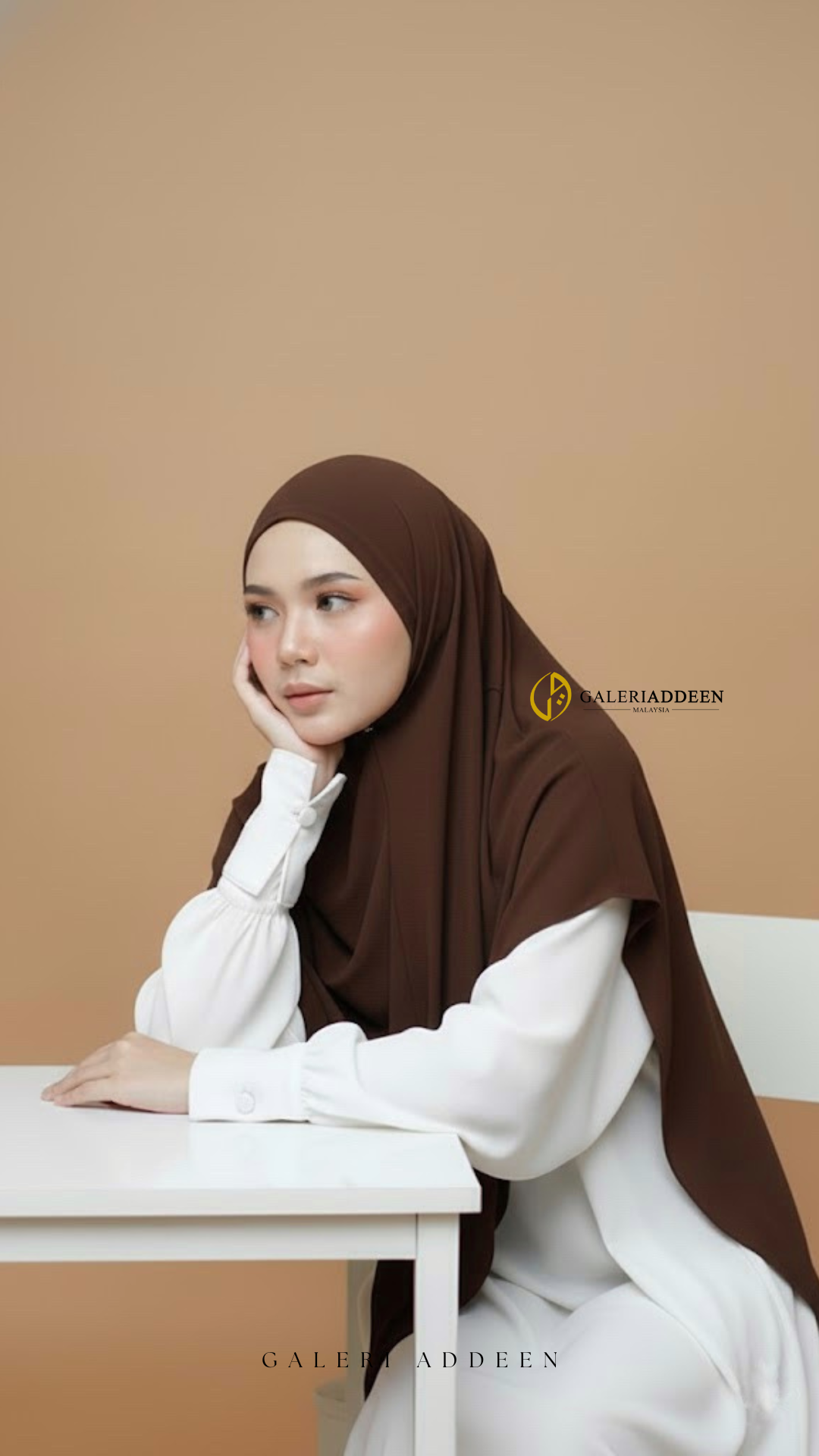 eliyah khimar full in darkbrown pose eliyahkhimarhajiumrah_bygaleriaddeen