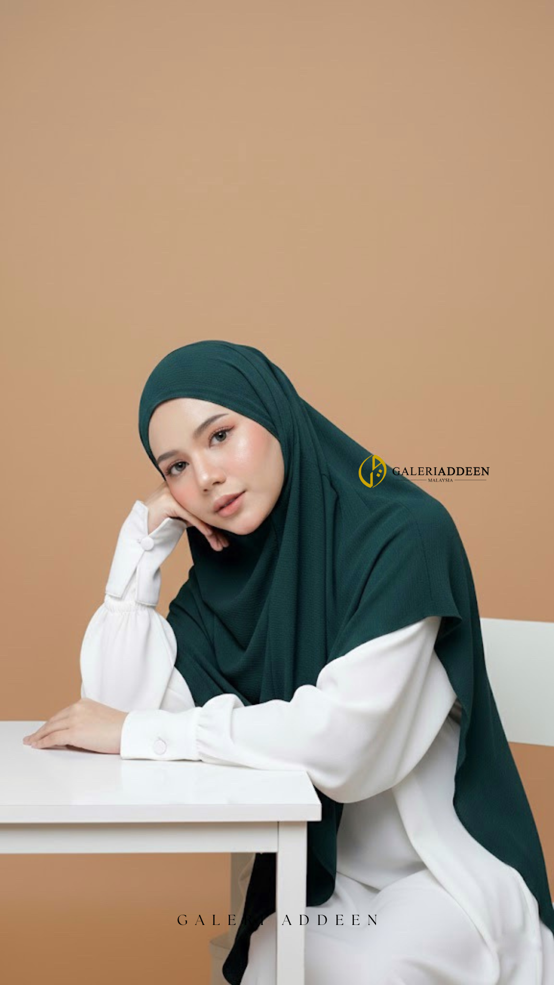 eliyah khimar full in emerald pose eliyahkhimarhajiumrah_bygaleriaddeen