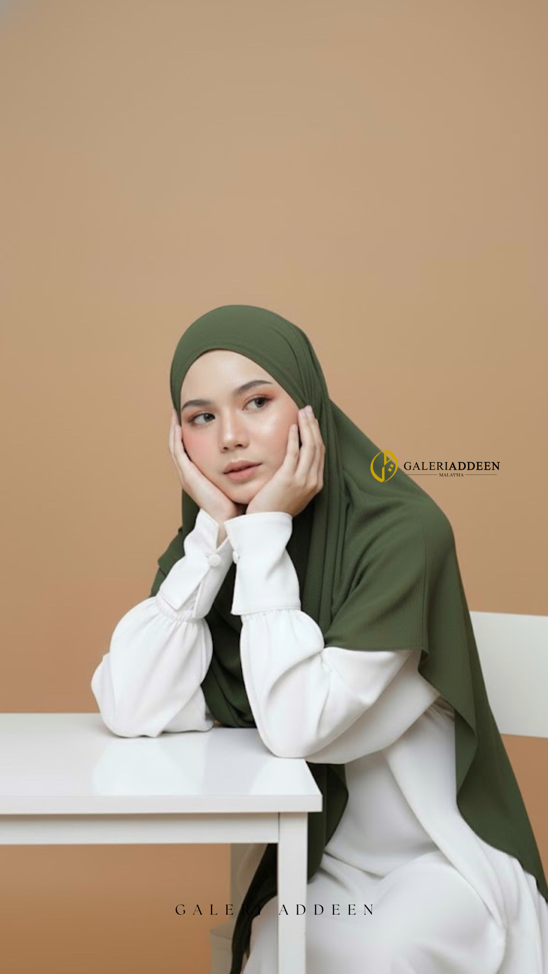 eliyah khimar full in mossgreen pose eliyahkhimarhajiumrah_bygaleriaddeen