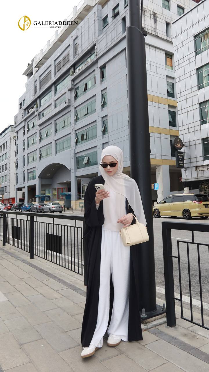 Sarra Cardigan in black front sarracardigan_bygaleriaddeen