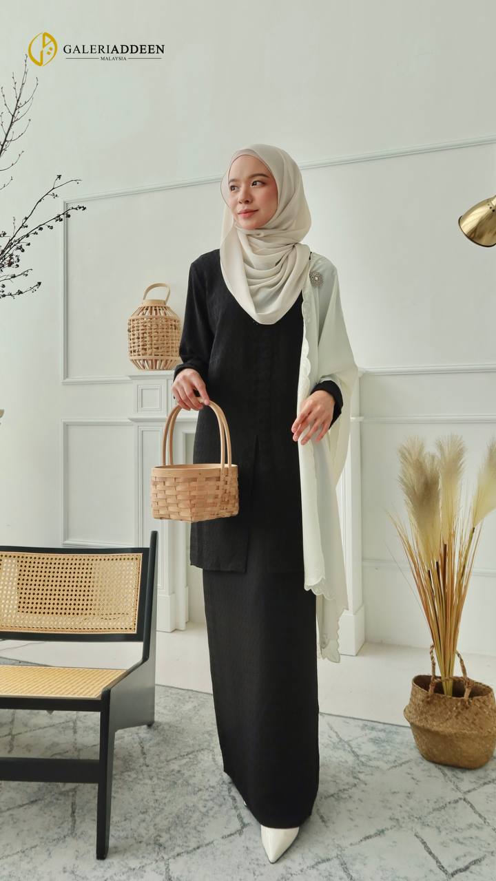 kirana kebaya in black full pose kiranamahligai_bygaleriaddeen