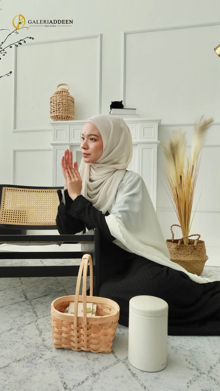 kirana kebaya in black seat pose 2 kiranamahligai_bygaleriaddeen