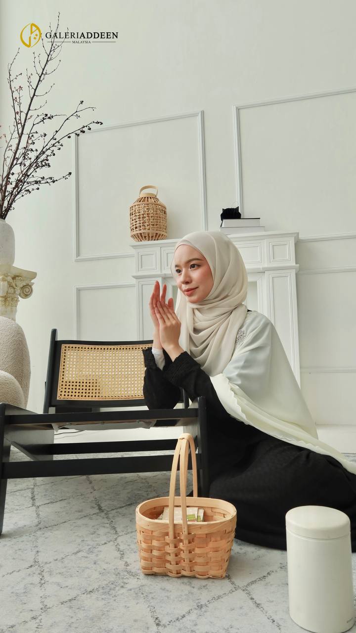 kirana kebaya in black seat pose kiranamahligai_bygaleriaddeen