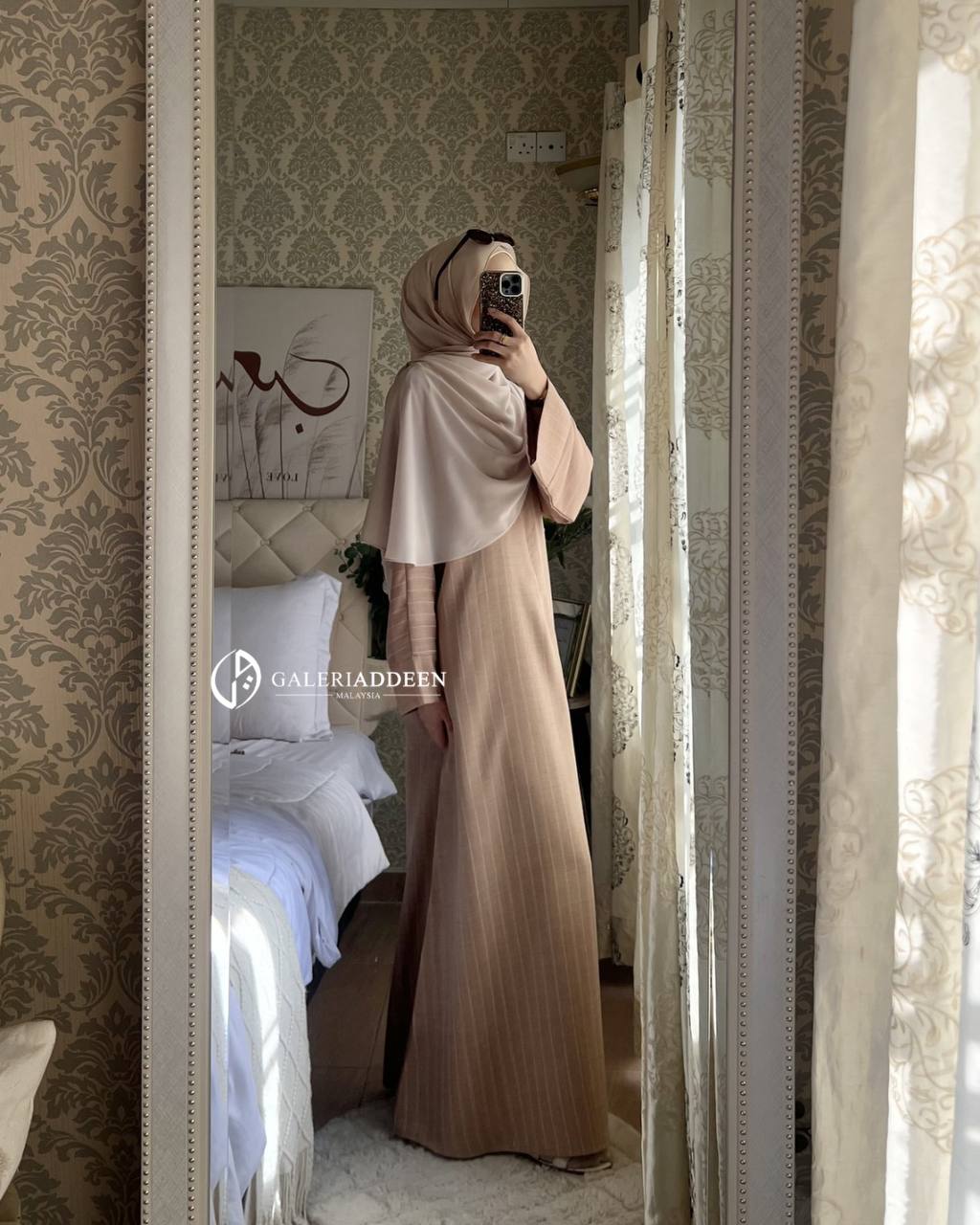 abaya salama sand beige pose