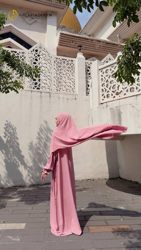 Issra Abaya in baby pink wind 2