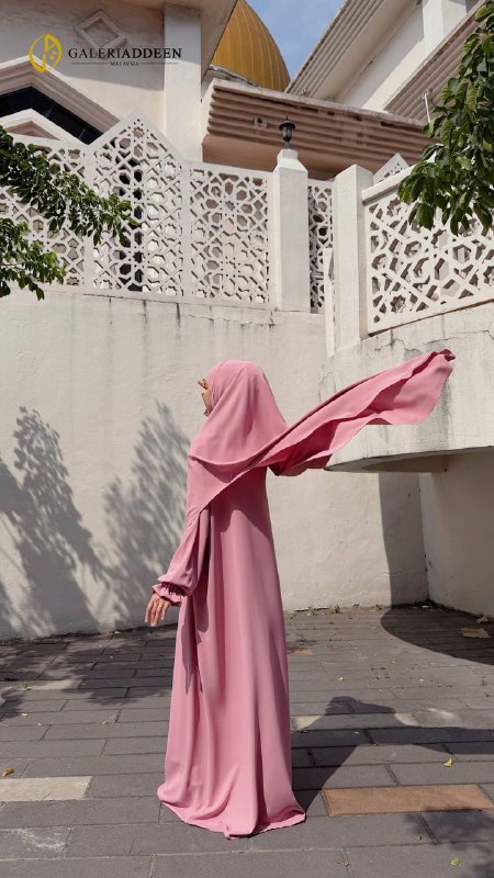 Issra Abaya in baby pink wind